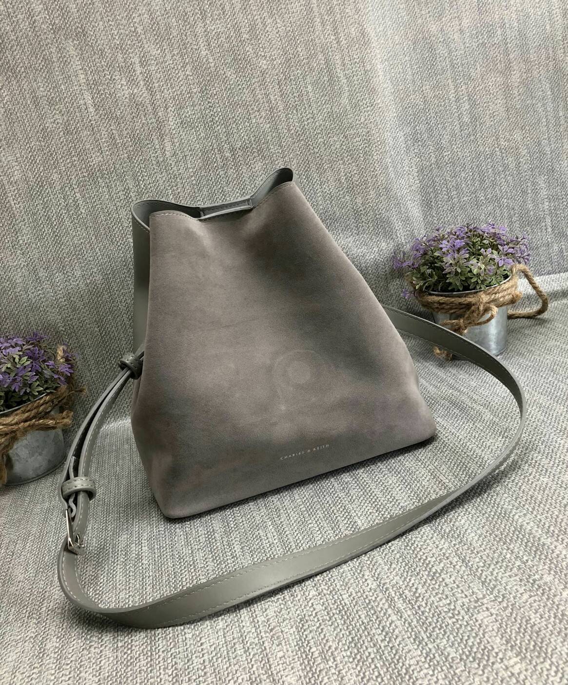 CHARLES & KEITH SLOUCHY SLING BAG 2018 กระเป๋าสะพายข้าง ปรับเปลี่ยนรูปทรงใช้งานได้ไม่จำเจ ปากกระเป๋าเป็นแม่เหล็ก มีสายเกี่ยวเพื่อปรับรูปกระเป๋า ให้เป็นทรงขนมจีบได้ค่ะ ภายในกระเป๋าโล่งกว้าง ใส่ของจุ รุ่นนีพิเศษ มีกระเป๋าใบเล็กแบบซิปห้อยมาให้อีก 1 ใบค่ะ ถอด