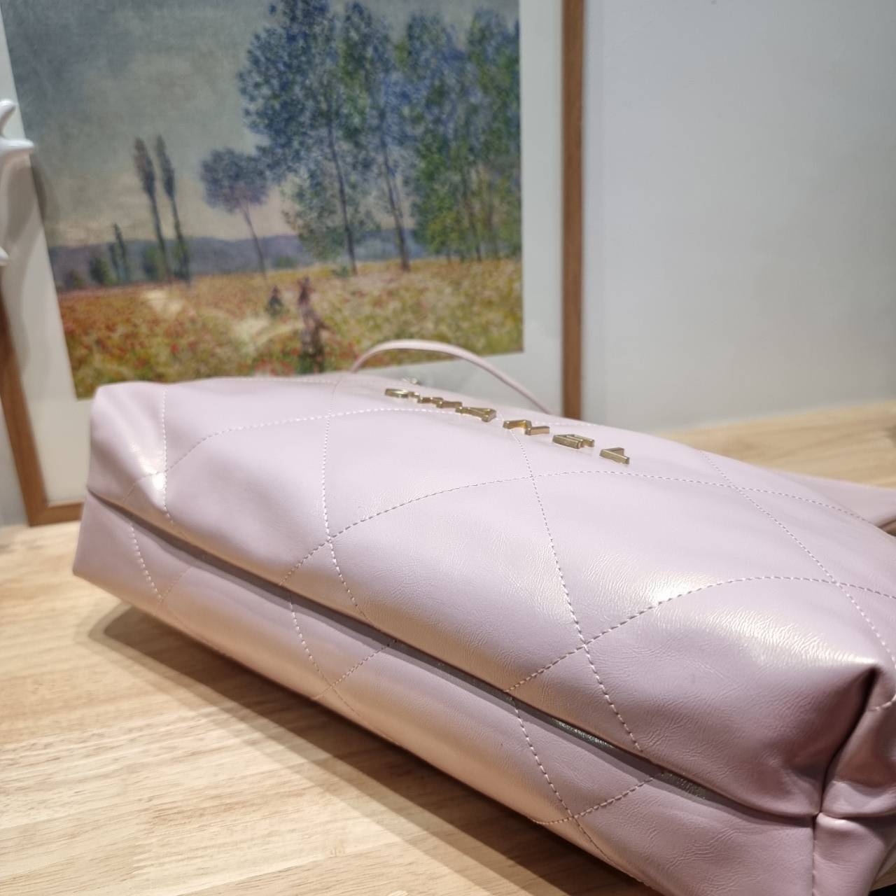 Chanel 22 horizontal bag แรงเกินต้านที่สุดกับไอเท็มนี้ ที่สาวๆหรือใครๆก็ต้องมี มาในไซส์ใหญ่ รูปทรงใช้ง่ายขึ้น แต่ยังจุได้หนักๆเหมือนเดิม ดูหรูหรา เกินเรื่องที่สุด