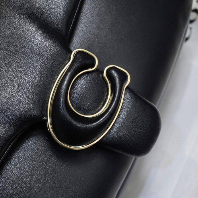 COACH PILLOW TABBY SHOULDER BAG 26 ไซส์ใหญ่ จุของได้ล้นๆ มาใหม่ขายดีที่สุด หนัง nappa หนานิ่ม นุ่มมากๆ พร้อมโลโก้รุ่นใหม่ด้วยเช่นกัน เพิ่มความหรู ดูดีเข้าไปอีกค่ะ