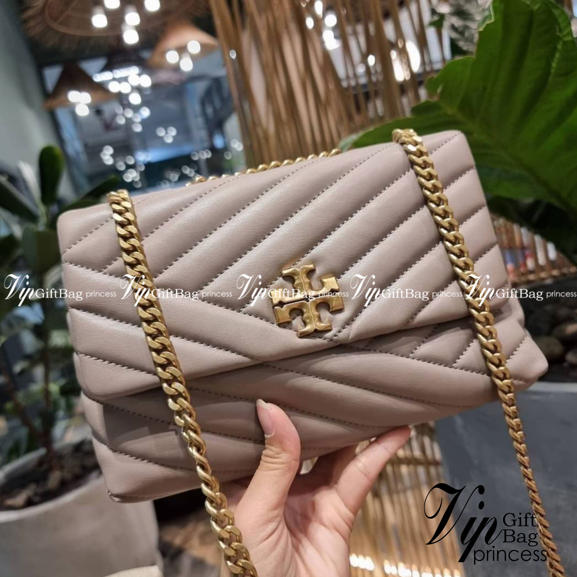 TORY BURCH KIRA CHEVRON CONVERTIBLE SHOULDER BAG (SMALL / MEDIUM) กระเป๋าสะพายรุ่นยอดฮิต ไซส์คลาสสิค ที่ใช้ยังไงก็ดูหรู ดีไซน์เฉพาะตัว วัสดุหนังแกะ สัมผัสนิ่ม เปิด-ปิดด้วยกระดุมแม่เหล็ก ภายในเป็นช่องโล่ง ใส่กระเป๋าสตางค์ มือถือ เครื่องสำอางค์ พาวเวอร์แบงค
