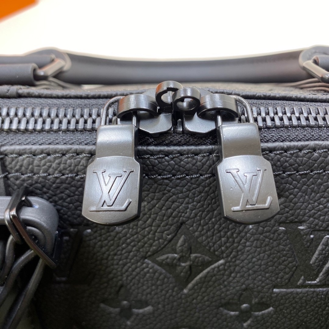 สลับแท้ LV Keepall Bandoulière 50 Bag กระเป๋าเดินทางหนังแท้ Monogram Shadow ปั้มลายนูน หรูหราและเทห์อย่างลงตัว เป็นรุ่นที่ขายดีตลอดกาล