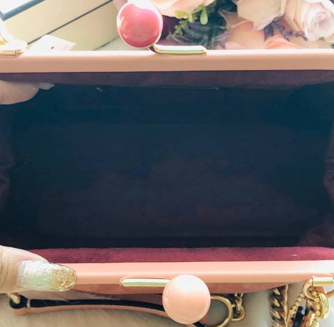 NORA KISSLOCK CROSSBODY (COACH C1451) ครอสบอดี้รุ่นนี้ น่ารักมากค่ะ ขนาดกำลังน่ารักเลยค่ะ ลูกคุณมากๆ ไม่เล็กและไม่ใหญ่มากเกินไป รุ่นนี้สามารถถอดสายสะพายได้ค่ะ ใส่ไอโพนตระกูลพลัสได้ ใส่กระเป๋าสตางค์ใบเล็กได้สบายๆเลยค่ะ