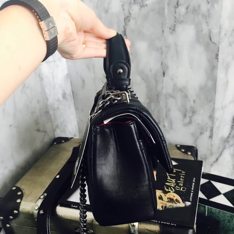 สินค้าเข้าใหม่ งานขายดี ทางร้าน ได้กระเป๋า จากแบรนด์ KEEP รุ่น KEEP shoulder coco chain handbag สวย หรู มากๆ เลยน๊า กระเป๋าอยู่ทรง หนังแกะนิ่มมากคะ สายโซ่ มีที่รองไหล่ สะพายสบายคะ สายปรับ สั้น ยาวได้คะ **ใบจริงสวยมาก เข้ากับชุดได้ง่ายมากๆ **ถือหรือสะพายได