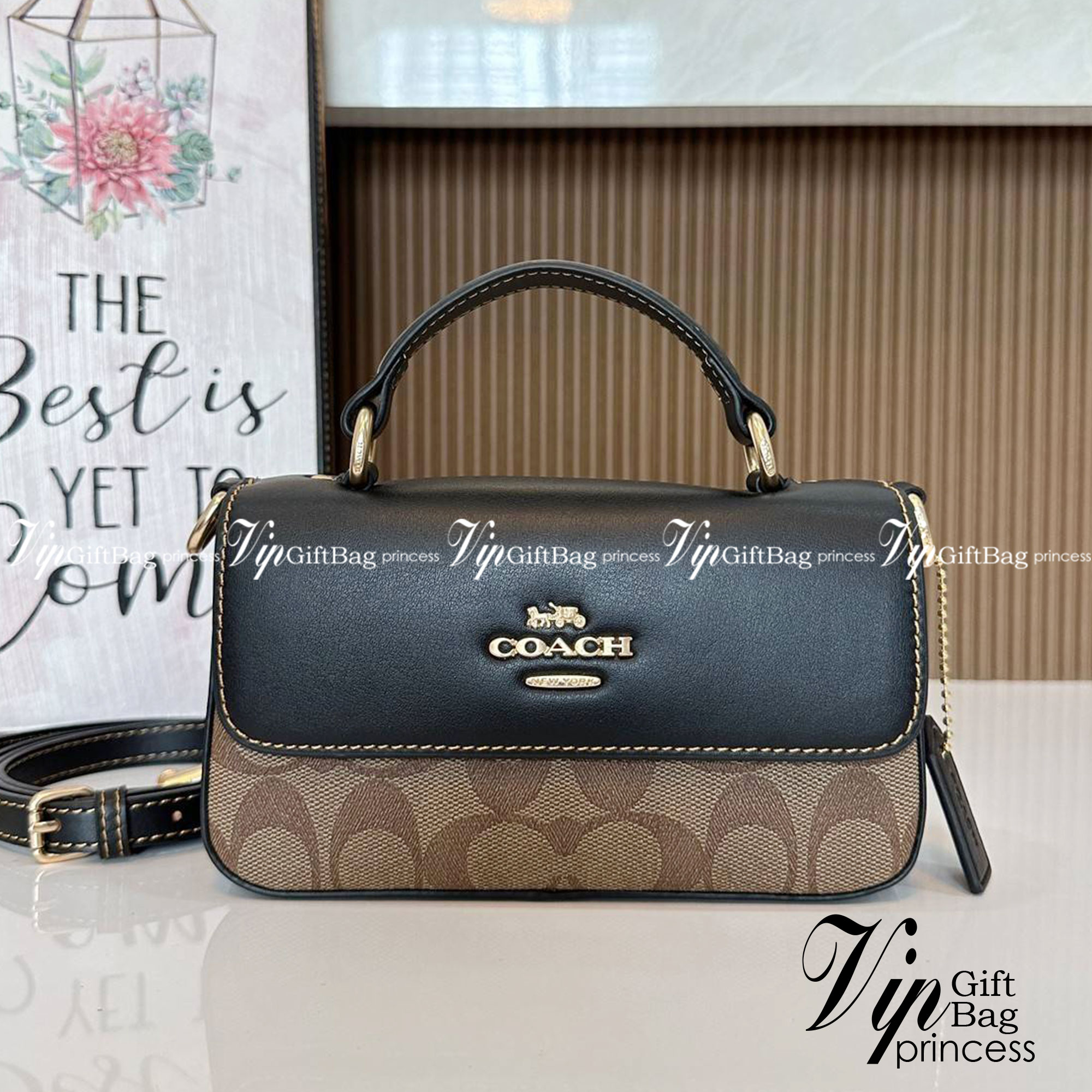 Coach Mini Josie Top Handle Crossbody In Blocked Signature Canvas (cc340) ใหม่ล่าสุด กระเป๋าสะพายหรือถือใบเล็กกระทัดรัด วัสดุหนังตัดขอบหนังแท้ ภายในช่องโล่งกว้างสามารถใส่โทรศัพท์ iPhonePro max ได้ มีช่องใส่บัตรเครดิต 2 ช่อง เปิดปิดด้วนกระดุมแป๊ก ซับในผ้า 