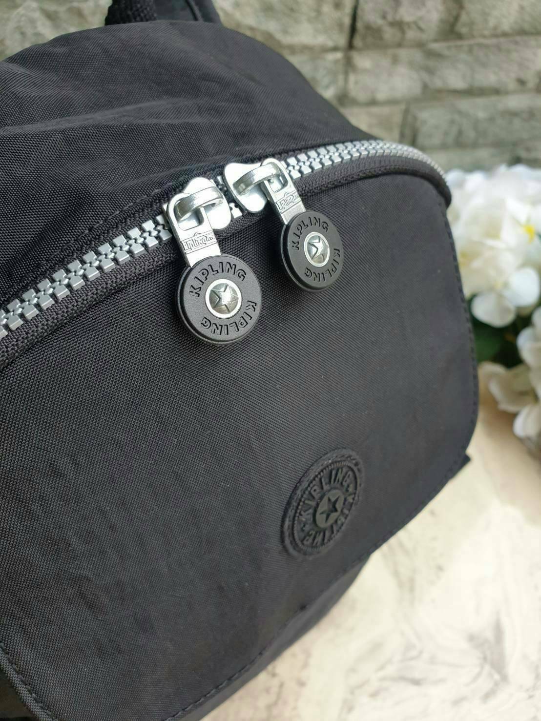 Kipling Matta Small Metallic Backpack รุ่น KI1490 คอลเลคชั่นใหม่ชนช้อป!!กระเป๋าเป้ขนาดกำลังดี วัสดุไนล่อนเคลือบกันน้ำ มีน้ำหนักเบา มีช่องเก็บของหลายช่อง แบ่งเป็นช่องด้านหน้า 2 ช่องและด้านข้างอีก 2 ช่อง ช่องใหญ่ปิดเปิดด้วยซิปคู่ภายในมีช่องซิป ช่องใส่ของจุก