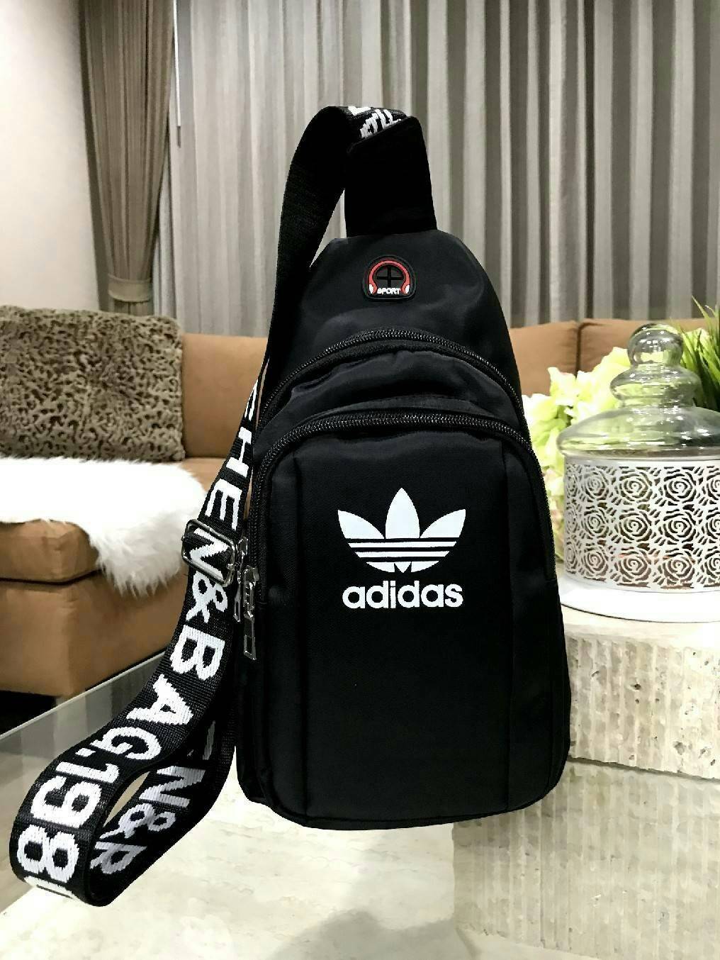 Adidas Factory Sport Originals Bag กระเป๋าสะพายสไตล์สปอร์ตดีไซน์สุดฮิตวัสดุไนล่อนเนื้อหนานิ่มกันน้ำทำความสะอาดง่าย ขนาดกำลังดี น้ำหนักเบา ด้านหน้ามีโลโก้แบรนด์เปิดปิดด้วยซิป มีช่องแบ่ง2ช่องเเยกเป็นสัดส่วน มีช่องใส่หูฟังหรือสายชาร์ตแบต Sport สายสะพายพิมพ์ล