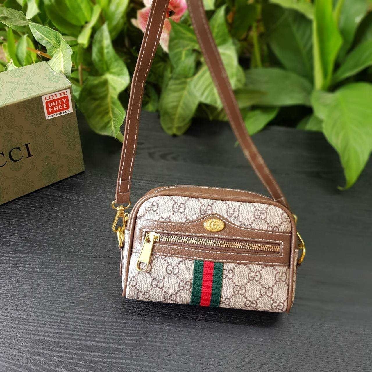 GUCCI Ophidia GG Crossbody Bag กระเป๋าครอสบอดี้ขนาดกำลังดี ดีไซน์ที่เป็นเอกลักษณ์ ใช้ได้ทุกโอกาส สายยาวปรับระดับได้ เปิด-ปิด ด้วยซิบ