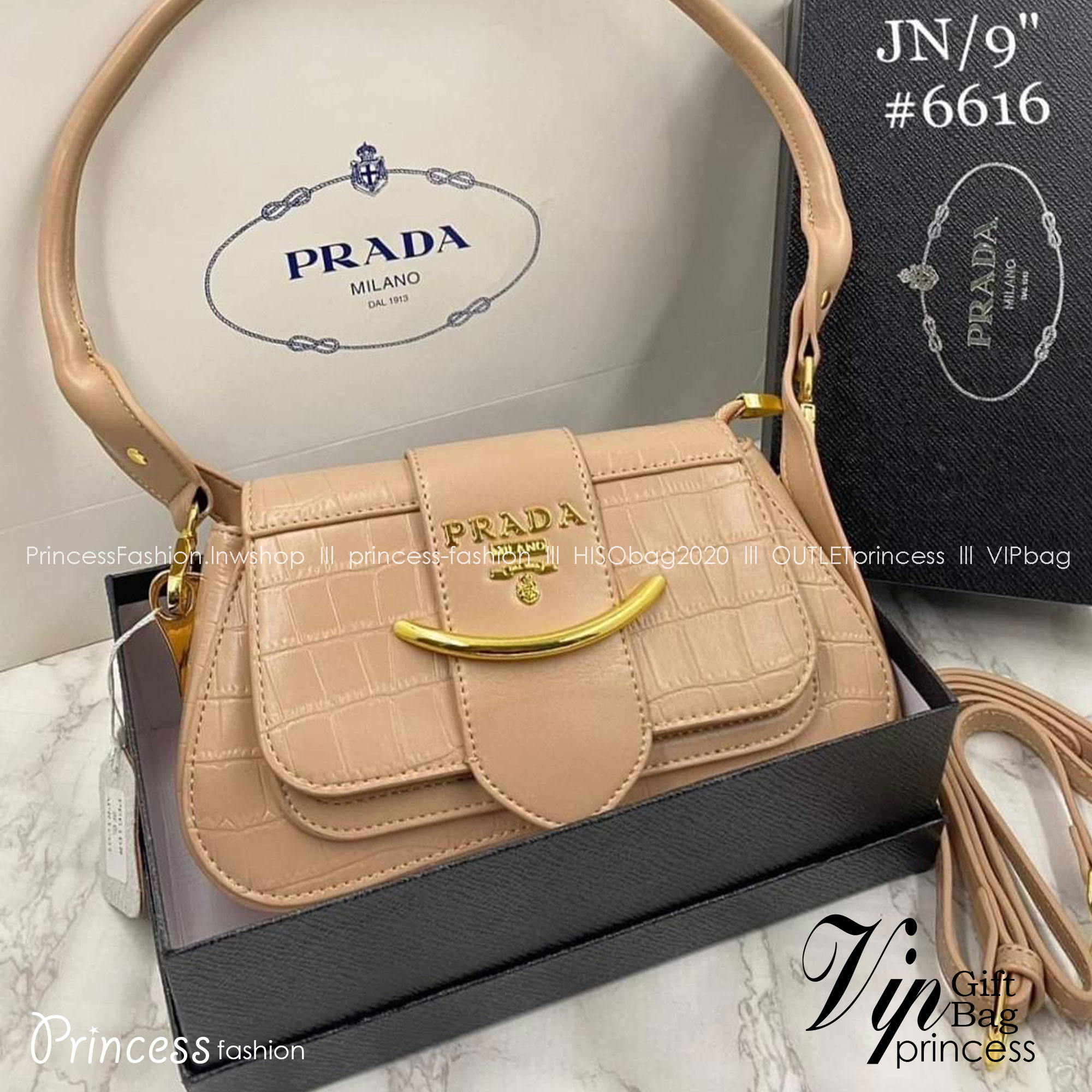 PRADA Saffiano Leather Sidonie Bag กระเป๋าสะพายไหล่ ดีไซน์วินเทจย้อนยุค สวยคมชัด คลาสสิคใช้ได้ทุกลุค ขนาดกำลังสวย มีสายสะพายยาว croosbody ปรับเปลี่ยนใช้ได้ตามสไตล์ ใบนี้คุ้มค่ามากๆ ใบจริงคือสวยเกินเบอร์