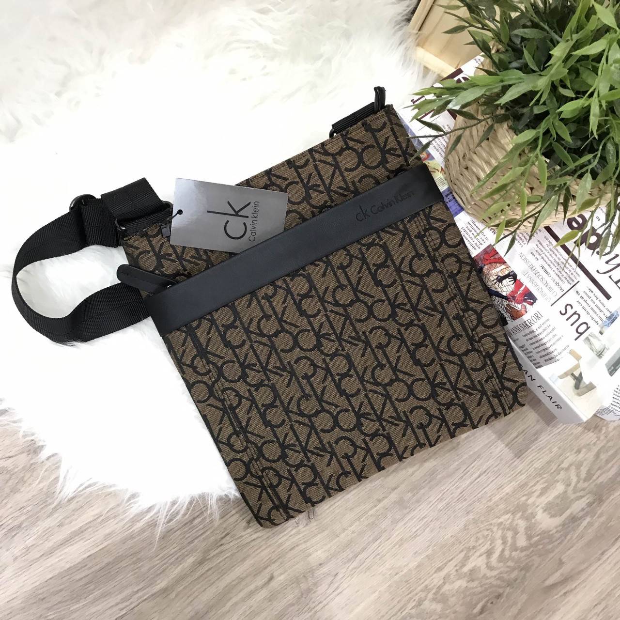 CALVIN KLEIN JEANS CROSSBODY BAG กระเป๋าสะพายรุ่น Limited Edition จาก Calvin Klein Jeans วัสดุ Canvas + Polyester 100% คุณภาพดี เนื้อหนา ลาย Ck ด้านหน้ามีโลโก้ Calvin Klein พร้อมช่องซิป 1 ช่อง เปิดปิด ด้วยซิปสะดวกใช้ ภายในมีโลโก้ เเละช่องซิป ขนาดกำลังดี ใ