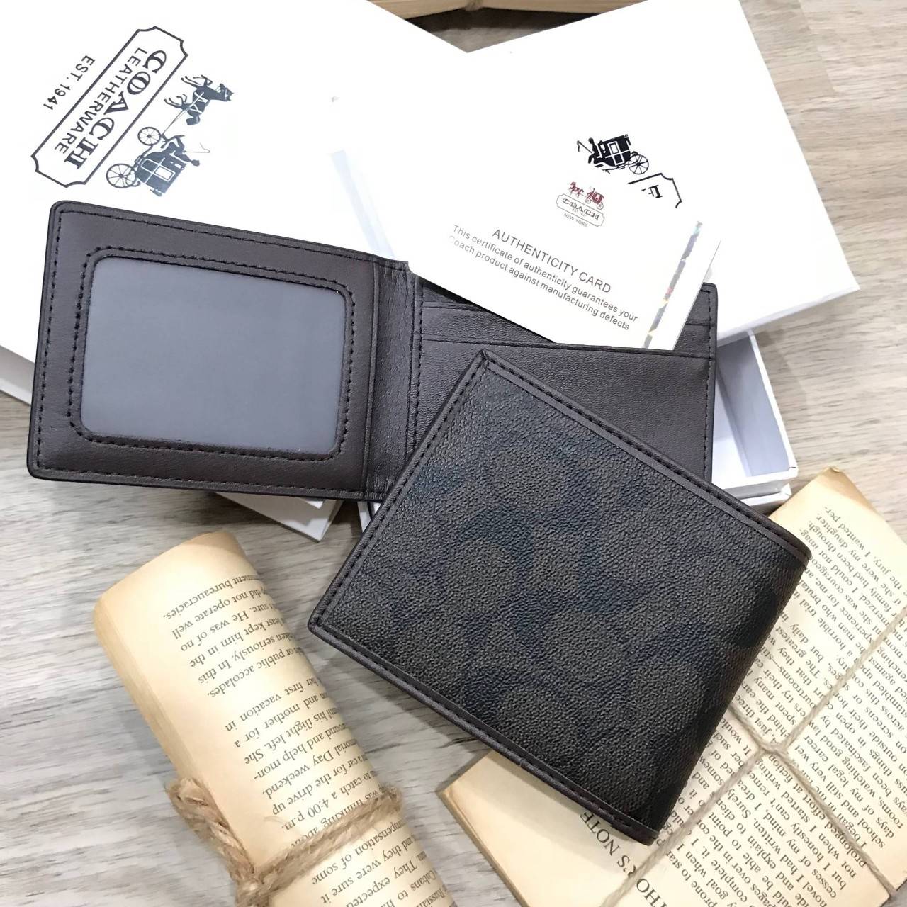 COACH SHORT WALLET WITH CARD POCKET ซื้อ1ได้ถึง2! กระเป๋าสตางค์และกระเป๋าใส่บัตรหนังปั้มลาย Signature รอบใบสวยคลาสสิค ภายในกระเป๋าสตางค์มีช่องใส่ธนบัตรแยกสองช่องเป็นสัดส่วนและมีช่องใส่บัตรหลายช่อง ซับในพิมพ์เเบรนด์ Namecard Pocket สามารถเเยกใช้ได้ มาใน CO
