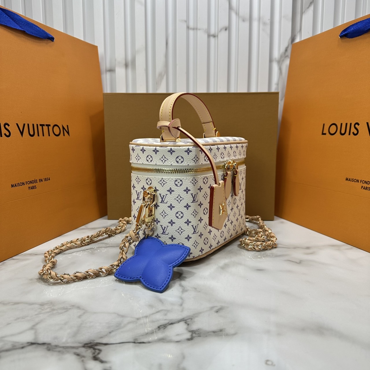 ORI หนังแท้ | LV Vanity Cosmetic Bag กระเป๋ารุ่นวานิตี้ กระเป๋าเครื่องสำอางจากคอลเลคชั่น Louis Vuitton Baby พกพาผลิตภัณฑ์อาบน้ำและของใช้จำเป็นอื่นๆ อย่างมีระดับ Monogram แคนวาสสุดเอ็กซ์คลูซีฟสำหรับคอลเลคชั่น