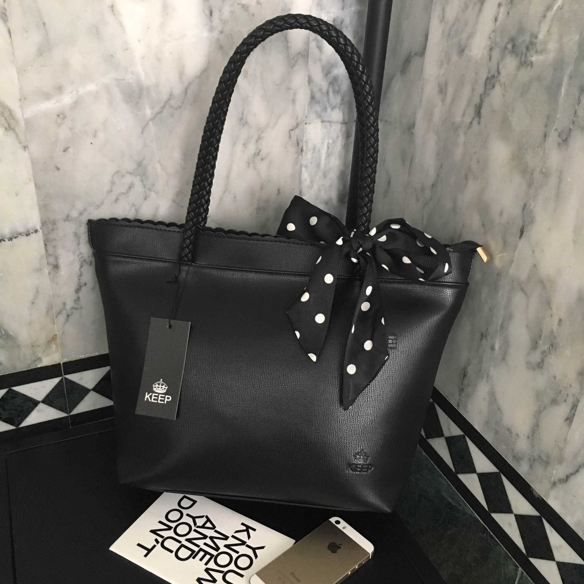 กระเป๋า ทรง Tote จากแบรนด์ KEEP ลายหนัง spirits ตัวหนังผิวสัมผัสสวยมากคะ หนังเนื้อดี นิ่ม กระเป๋าอยู่ทรงคะ ตกแต่งด้วย ผ้าพันหูกระเป๋า เพิ่มดีเทลกระเป๋าทำให้ดู look น่ารักมากๆคะ ด้านหน้ากระเป๋ามีปั๊ม logo แบรนด์ อย่างดีคะ #จุดเด่นที่ ภายในกระเป๋า มีช่องแบ่