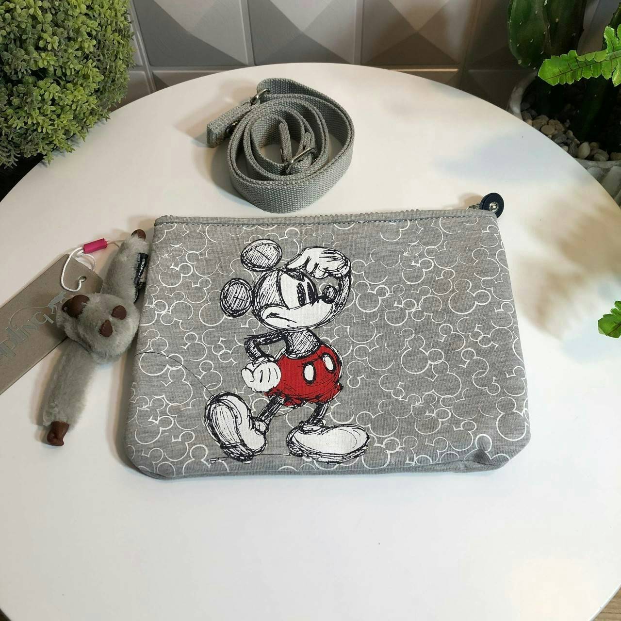 Kipling MAY Small 2-in-1 Pouch and Crossbody กระเป๋าสะพายหรือคาดเอว ขนาดมินิรุ่น Limited ทรงน่ารัก น้ำหนักเบา ใช้ได้ทั้งสองด้าน ด้านหน้ามีสกรีน mickey mouse ด้านหลังประดับโลโก้ มาพร้อมพวงกุญแจแบรนด์ เปิดปิดด้วยซิปสะดวกใช้ หัวซิปแบรนด์ มีหนึ่งช่องซิป และสา