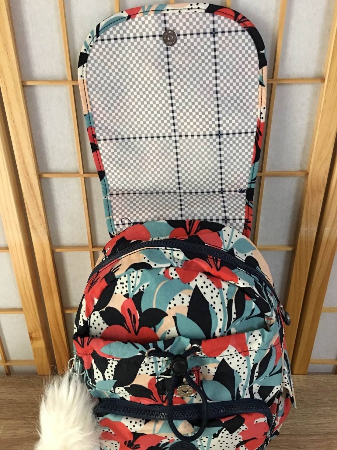 กระเป๋า Kipling รุ่น City Pack ไซส์ L ขนาดใหญ่พอเหมาะสำหรับการเดินทาง มาพร้อมช่องกว้างขวางจุสัมภาระของคุณได้อย่างจุใจ และช่องจัดเก็บอีกหลากหลายรูปแบบ ดีไซน์ลวดลายนำสมัย เติมแต่งสีสันและชีวิตชีวา นับเป็นอีกหนึ่งกระเป๋าเป้ที่พร้อมให้คุณได้สะพายออกไปข้างนอกไ