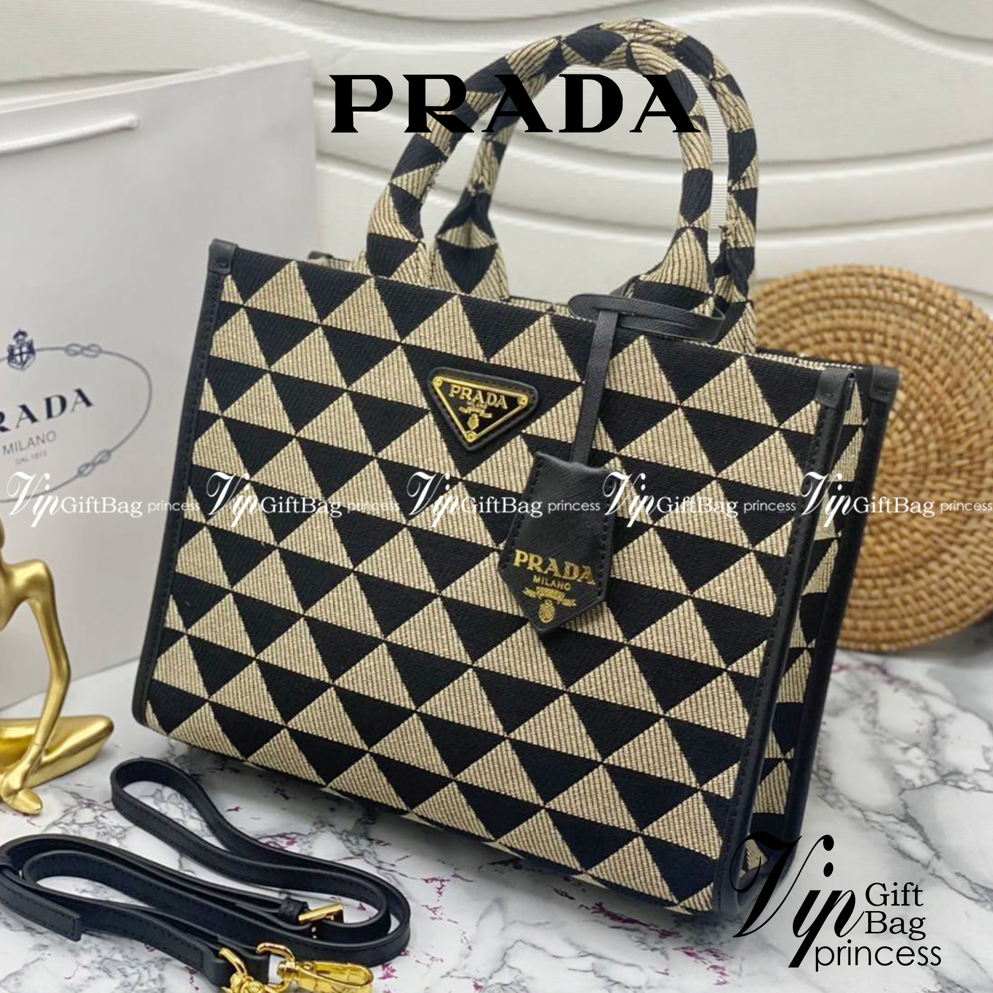 PRADA Small Prada Symbole jacquard fabric handbag แบบใหม่ล่าสุดจากแบรนด์ดัง จัดให้แบบเลิศๆ กับกระเป๋าทรงโท้ท สวยเอกลักษณ์ ภายในโล่งกว้างมาก ใส่ของแบบแน่นๆ จุๆไปได้เลย หมดห่วง!! และยังมีสายครอสบอดี้มาให้ จะสะพายชิคๆคูลๆ จะถือแบบปังๆ ก็เอาอยู่ทุกลุค ราคาคุ้
