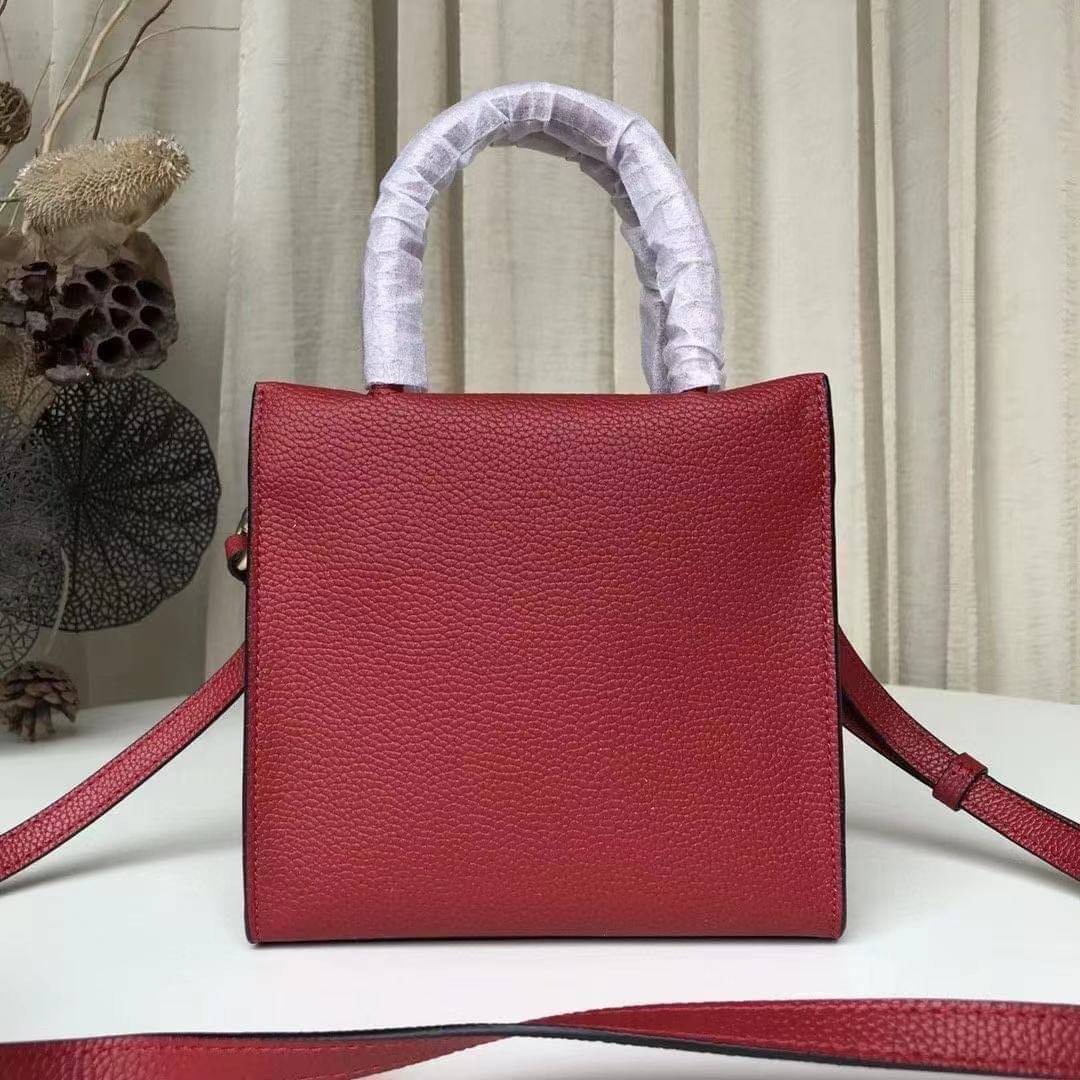 COACH MINI CALLY CROSSBODY IN SIGNATURE ((3599, 2184, 5693, 2134, 2183)) พร้อมส่งที่ไทยทันที! กระเป๋าสะพายครอสบอดี้ร์ กระเป๋าครอสบอดี้โท้ทมินิไซส์ รุ่นใหม่สุดฮอต!! ใบจริงคือน่ารักม้ากกกก!! สวยอยู่ทรง น่ารักน่าใช้ ทรงTote ปากกระเป๋าเปิดปิดแบบแม่เหล็ก ภายใน