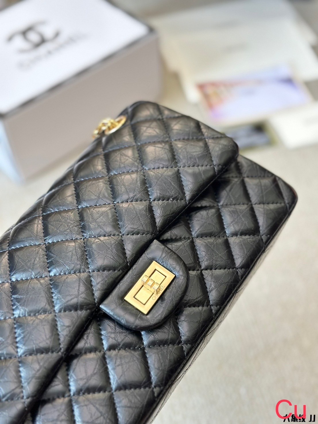 CHANEL 2.55 Handbag Aged Leather & Gold-Tone กระเป๋าสะพายหนังย่น แฝงความหรูในตัวตามเอกลักษณ์แบรนด์ สีดำ อะไหล่เงิน / ทอง