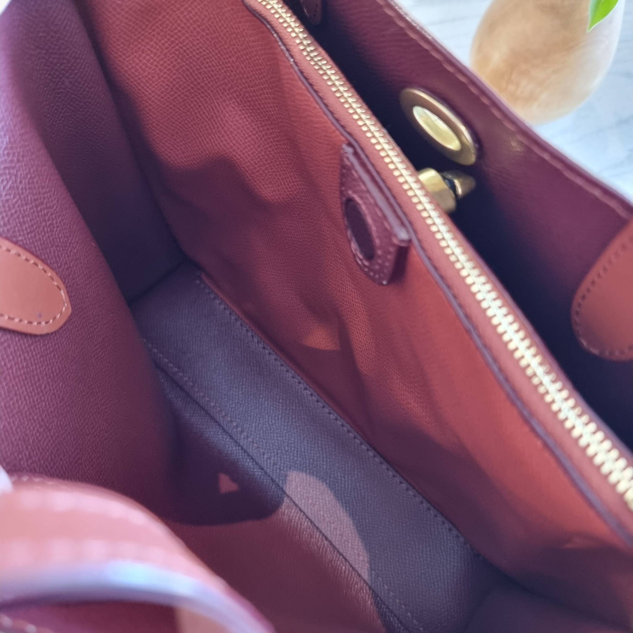 COACH C8562 WILLOW TOTE 24 IN SIGNATURE CANVAS น้องสาวลุคลูกคุณมาแล้วจ้า กระเป๋าถือ/สะพาย ดีไซน์สุดคลาสสิค ไอเท็มขายดีที่สุด ลงตัว เรียบหรู ใบจริงคือผู้ดี๊ผู้ดี ใช่ได้ทุกๆโอกาส วัสดุหนังแคนวาส ทนทาน เปิดปิดด้วยตัวบิดล็อค และอีกฝั่งเป็นกระดุมแม่เหล็ก ภายใน