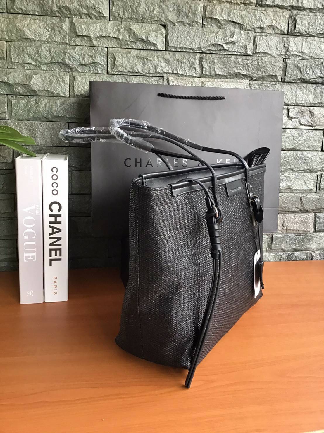 Charles & Keith Black Textured Tote Bag ฮอตฮิตตลอดกาลสำหรับรุ่นนี้ รุ่นยอดนิยม!! มากี่รอบกี่รอบก็ขายดี ใครไม่มีรุ่นนี้ติดตู้ไว้ถือว่าเชยมาก(!!) กระเป๋าสะพายทรง Shopping bag ใบใหญ่จุของได้ใจ น้ำหนักเบา โดดเด่นด้วย Textured วัสดุสานรอบใบ ตัดขอบหนัง สวยอยู่ท