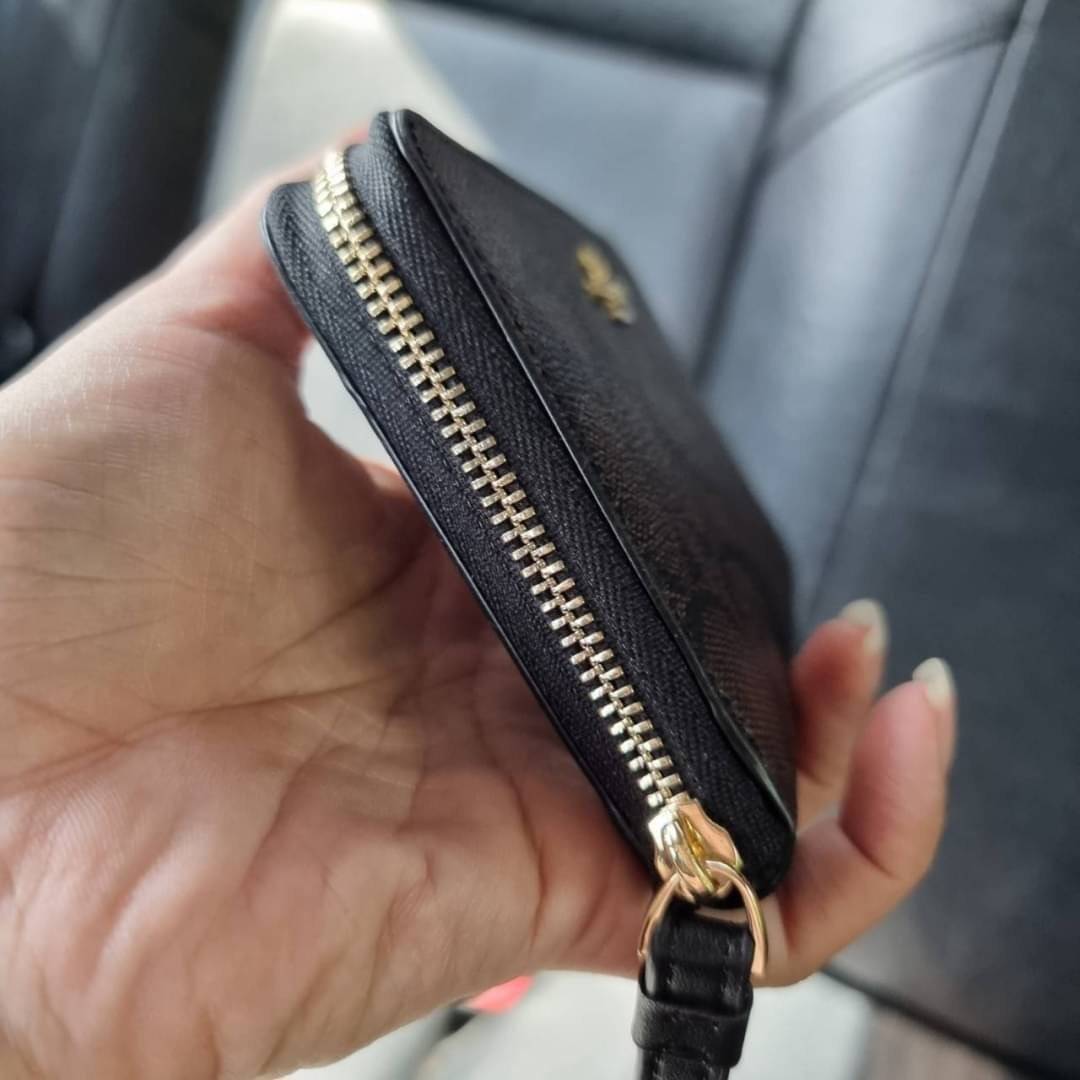 COACH F57468 PHONE WALLET IN SIGNATURE COATED CANVAS กระเป๋าสตางค์ถนอมมือถือ!! 2IN1 สุดๆ ใส่โทรศัพท์ ใส่เงิน ใส่บัตร ครบถ้วน!! จบในใบเดียวจ้า ขนาดกำลังเหมาะมือ วัสดุหนังแคนวาสเคลือบลาย คุณภาพดี สาวๆมีไว้ติดตัวสักใบ ไม่ผิดหวังจ้า