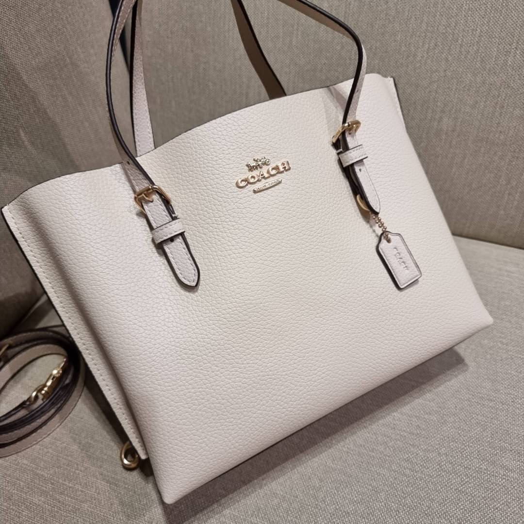 OUTTLET 】COACH MOLLIE TOTE 25 (C4250 C4084) น้องคนสวยอีกหนึ่ง!! กระเป๋าโท้ทไซส์เล็กที่สาวๆหลงรัก ดีไซน์คลาสสิคเหมือนเดิม เพิ่มเติมคือสะดวกขึ้นเยอะ!! ย่อส่วนมาจากใบใหญ่เป๊ะๆ น่ารักน่าใช้มากๆ วัสดุหนัง crossgrain ทนทาน ใช้งานง่าย เรียบหรูดูดีม้าก!! ภายในโล่