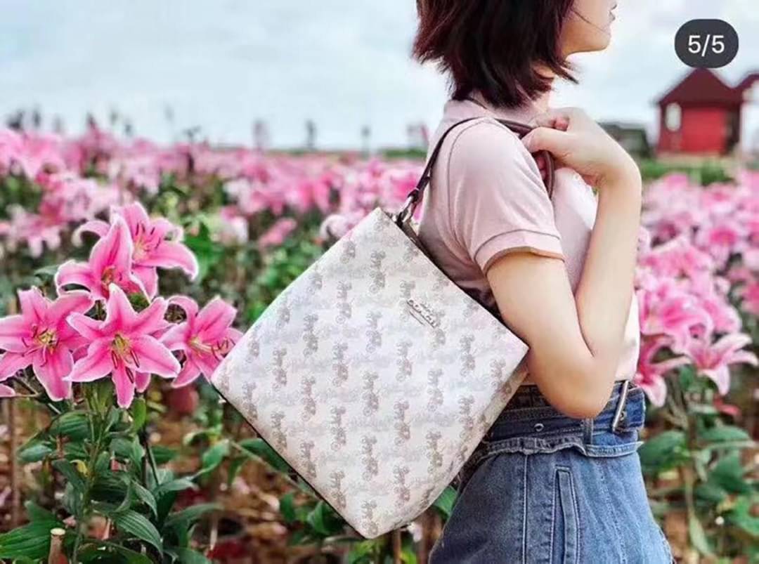 COACH TOWN BUCKET BAG WITH HORSE AND CARRIAGE PRINT ((2081-236)) 🔺กลับมาแล้ว ตามคำเรียกร้องค่ะ! กระเป๋าคล้องไหล่//สะพายข้างได้ วัสดุ pvc อย่างดี หนังนิ่มป่องพองตัวสวยงาม ลายรถม้าทั้งใบค่ะ ภายในกระเป๋าแบ่งเป็น2ช่องหลัก เปิดปิดแบบกระดุมแม่เหล็ก ภายใ