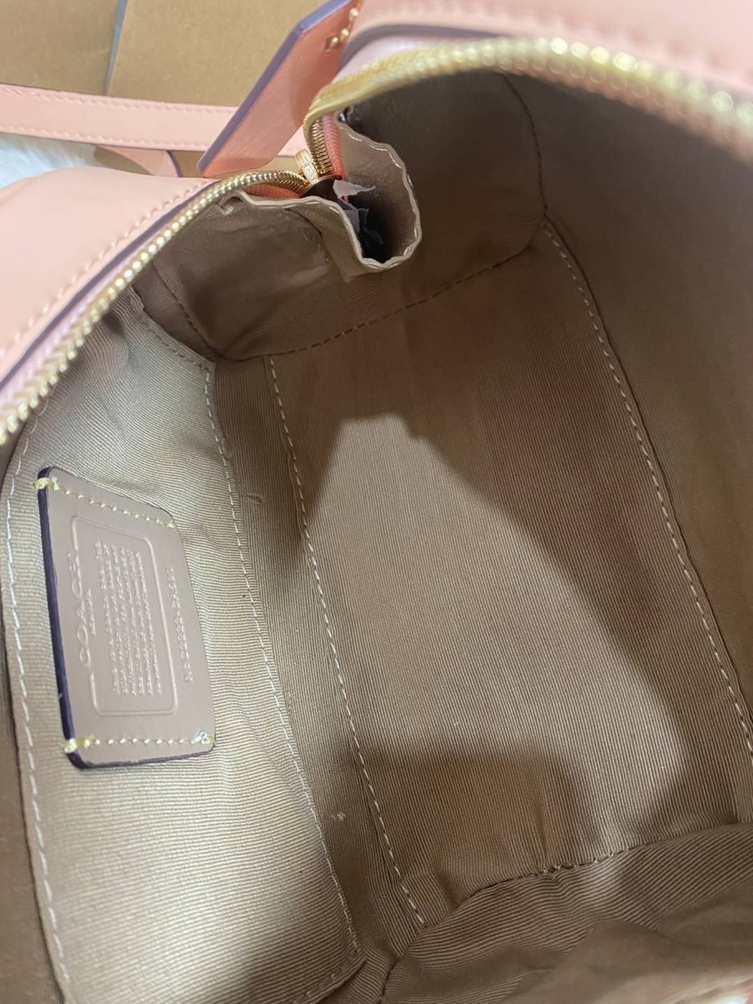 COACH SYDNEY SATCHEL BAG CA202 CA591 CB596 ใหม่ล่าสุด กับคอลที่สาวๆต้องหลงรัก กระเป๋าสะพายทรง satchel ที่มีรูปทรงดึงดูดสายตา สวยแรกเห็น วัสดุหนัง crossgrain พร้อมหูจับในตัว เปิด-ปิดด้วยซิป ภายในโล่งกว้าง ขนาดกำลังดี มีสายครอสให้ ปรับได้ตามชอบ ใบจริงลูกคุณ