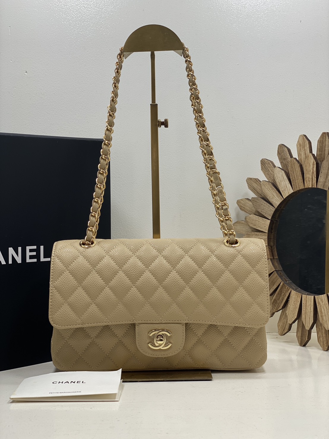 ORI หนังแท้ | CHANEL Classic Medium Flap Bag 25cm กระเป๋าสะพายคลาสสิกรุ่นยอดนิยมตลอดกาล ดีไซน์เรียบหรูหราขับผิว งานหนังแท้ อะไหล่ทองหรูหรา สุดยอดเดอะเบสท์ไอเท็ม