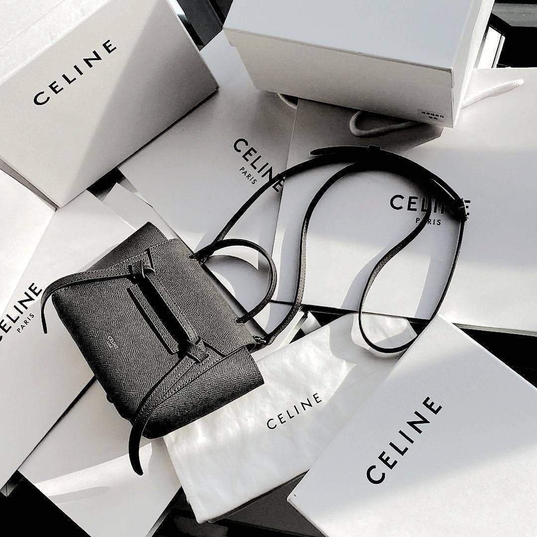 CELINE HANDLE AND CROSSBODY BAG VIP GIFT WITH PURCHASE (GWP) กระเป๋าถือและสะพายพรีเมี่ยมกิ๊ฟ Limited Edition จาก CELINE HAUTE PARFUME DUTYFREE COUNTER หนัง Saffiano ดีไซน์ยอดนิยมหนังสวยอยู่ทรงดูแลรักษาง่าย เปิดปิดด้วยฝาปิด Belt ด้านหน้ามีโลโก้แบรนด์ภายในโ
