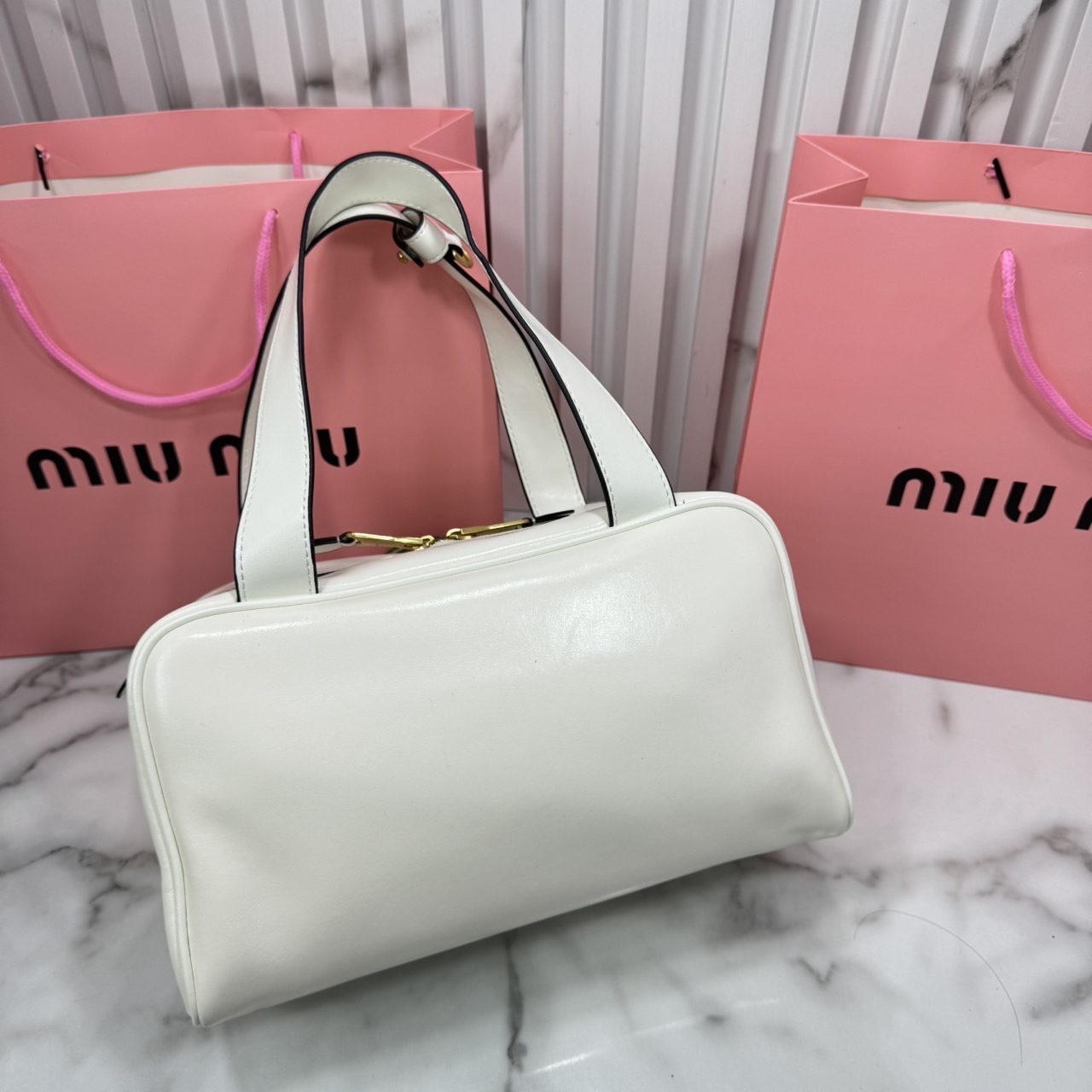 ORI หนังแท้ | Miu Miu Leather top-handle bag กระเป๋าสะพายทรง keepall เรียบแต่ฟาด หรูหราทุกองศา ใครเห็นก็ต้องเหลียว