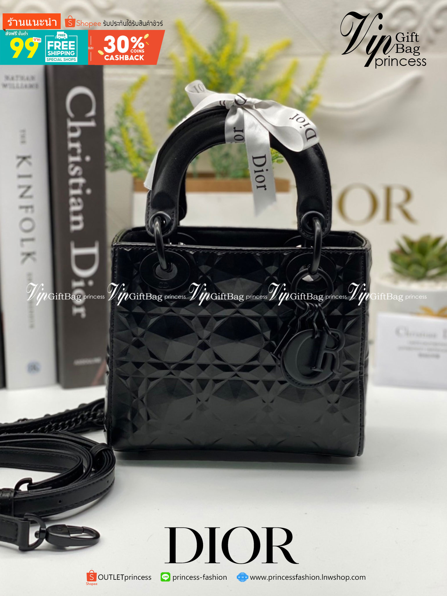 หนังแท้ DIOR LADY BAG 17cm ไซส์เล็กขนาดกำลังน่ารักเลยค่ะ งานออริหนังแท้ทั้งใบปั้มลายรุ่นใหม่ล่าสุด ความสง่างามอีกหนึ่งรุ่นของ Dior รูปทรงสีเหลียม ขนาดกระทัดรัด ตั้งอยู่ทรง ฐานกระเป๋าแข็งแรง มีหมุดรองฐาน ดีไซน์ที่มีเอกลักษณ์เฉพาะตัว ด้านหน้าตกแต่งด้วยตัวอั