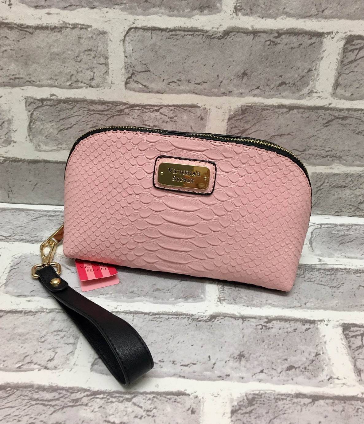 New Arrival Victoria' Secret Pu Croc Bag พร้อมส่งความปัง เหล่าสาวกนางฟ้าไม่ควรพลาดค่ะ กระเป๋าหนังลายจรเข้อยู่ทรงสวยหรู ด้านหน้าติดอะไหล่โลโก้แบร์นหรู เปิดปิดกระเป๋าด้วยซิปคุณภาพดี ด้านในโล่ง มีช่องซิปหนึ่งช่อง ช่องเล็กอีก 2 ช่องค่ะ มาพร้อมสายคล้องมือ