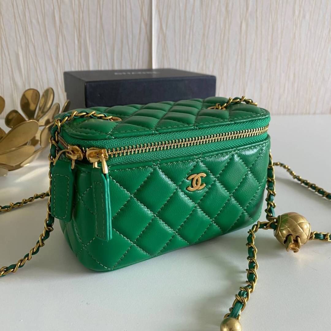 VIP GIFT 】หนังแกะแท้ CHANEL Box With Chain สายโซ่ทองหรูมาก หนังเรียบฟู ขึ้นเงา กระทบแสงยิ่งสวยค่าา โทนสีสวยสดใส เหมาะมากสำหรับสาวๆ ชิคๆ ต้องบอกเลยรุ่นนี้เหล่าเซเลบใช้กันเยอะมากๆ แค่อะไหล่ก็หรูไปเดินครึ่งแล้วค่าา😁 พร้อมส่งที่ไทยที่นี่ที่เดียว