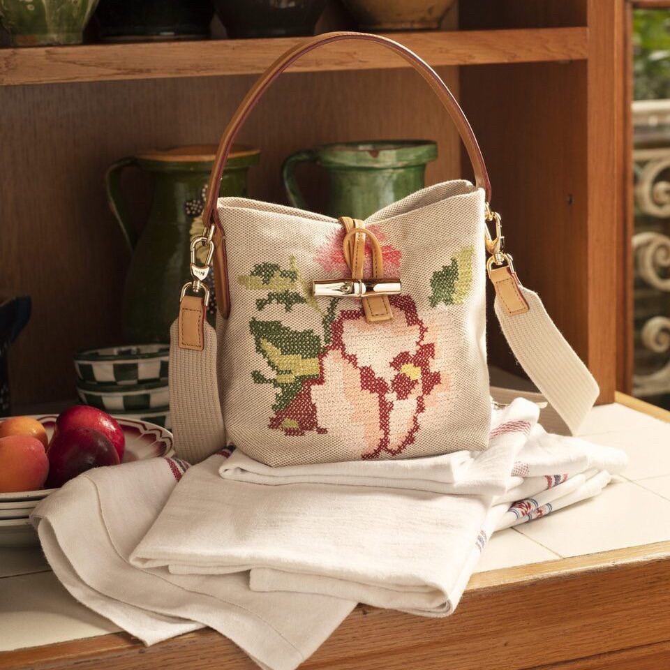 LONGCHAMP ROSEAU ESSENTIAL FLEURS Bucket bag S - กระเป๋าทรงถังขนาดเล็ก วัสดุผ้าฝ้าย ลายปักษ์ดอกกุหลาบ Roseau เป็นคอลเล็คชั่นที่สดใสและเรียบง่าย ซับในสีพื้น อะไหล่สีทอง น้ำหนักเบา จุของได้เยอะ มีสายสะพายไล่ ถอดสายได้ Crossbody ได้