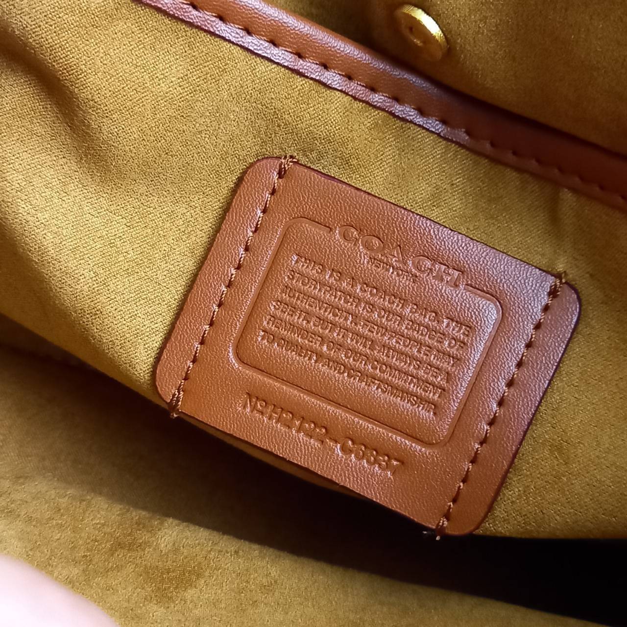 OUTLET 】COACH BEAT SHOULDER BAG IN SIGNATURE CANVAS WITH PATCHES (C6837) ไหวมั้ยเนี้ย!! สวยฟาดอีกแล้วนะยูวว 🤩🌺คอลเลคชั่นใหม่สุดปัง อลังเวอร์!//กระเป๋าถือ สะพายไหล่ลาย SIGNATURE ตกแต่งความเก๋ด้วยแผ่นแปะลวดลายที่มีเฉพาะจาก COACH คอลเลคชั่นนี