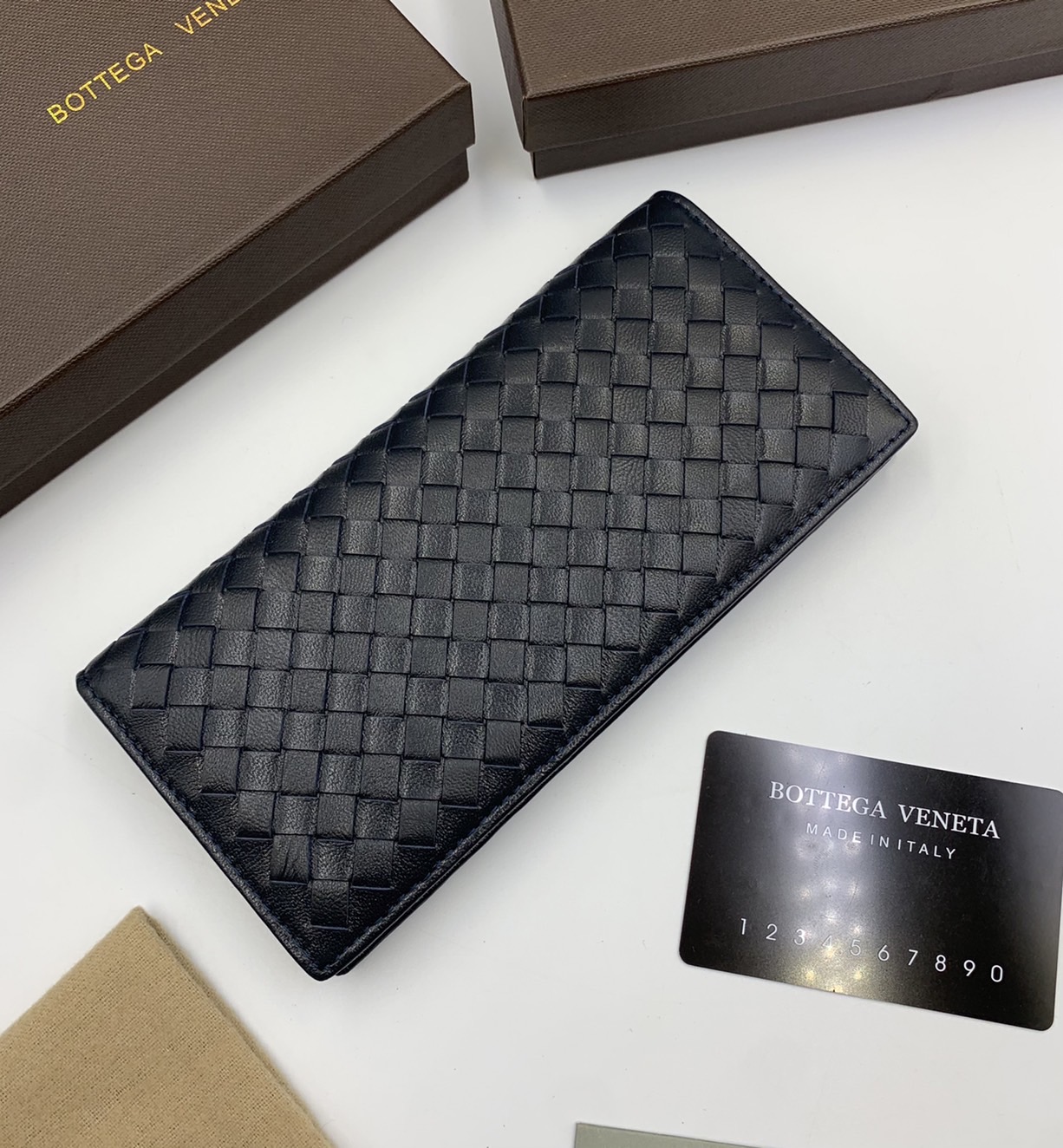 หนังแท้ BOTTEGA VENETA LONG WALLET / BV LONG WALLET / BV Wallet พร้อมส่งที่ไทย กระเป๋าสตางค์ใบยาว 2 พับ รุ่นตามหา มาเท่าไหร่ไม่เคยพอเลยค่า เป็นรุ่นคลาสสิกที่หยิบมาใช้งานได้บ่อยที่สุด งานหนังลูกวัวแท้ทั้งใบ ใช้ทนทานได้นาน ใช้ทนทานได้นานภาพสินค้าถ่ายจากงานข