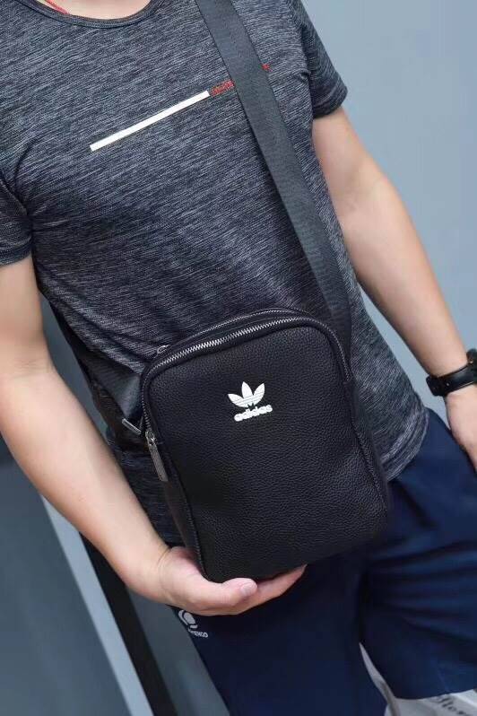 ADIDAS MESSENGER BAG กระเป๋าสะพายข้าง หรือ crossbody วัสดุ pu. น้ำหนักเบา ด้านหน้ามีโลโก้แบรนด์ ตัวกระเป๋า แบ่ง 3 ช่องซิป ช่องซิปหลักกว้าง ใส่ wallet ยาวได้ มาพร้อมสายยาวปรับได้ค่ะ