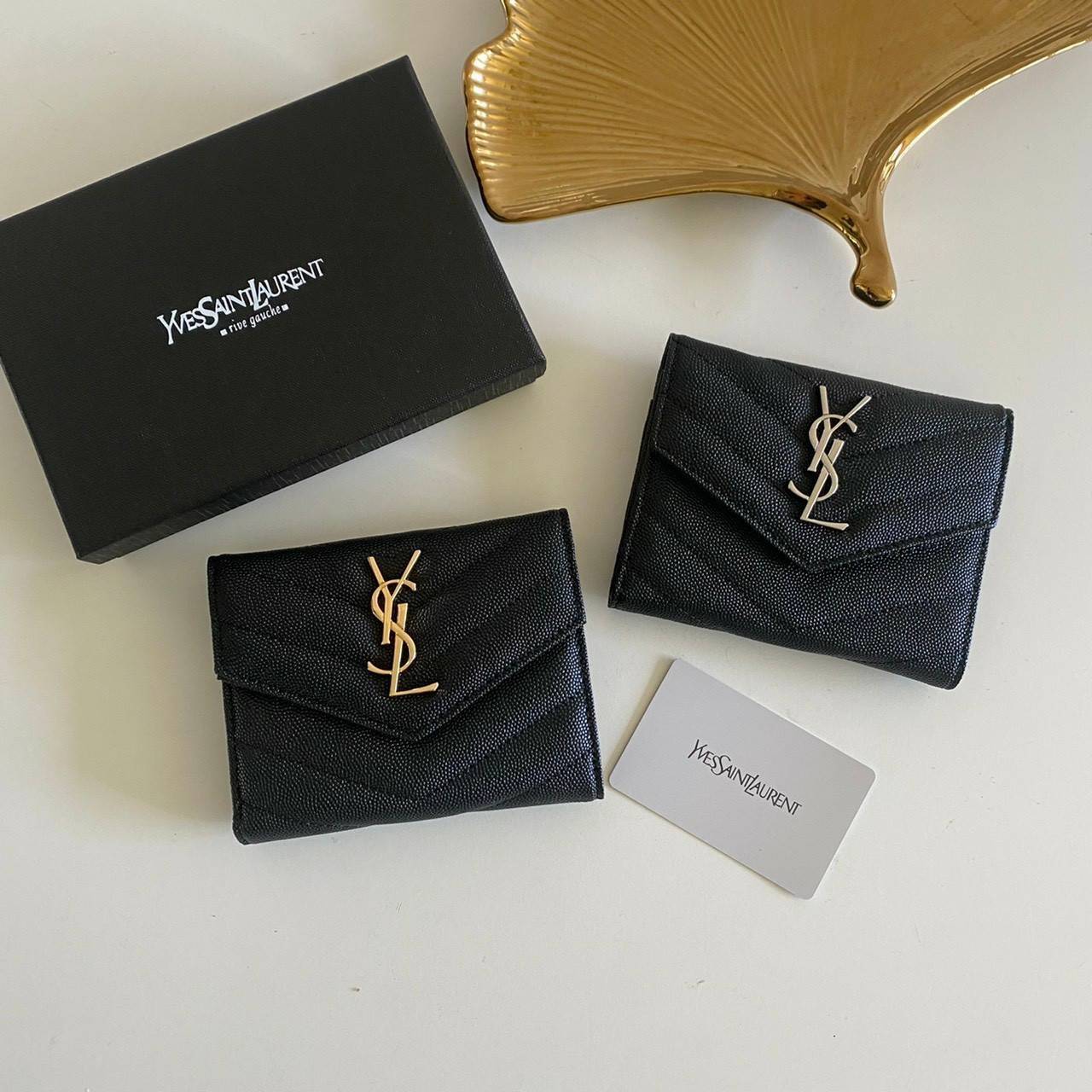VIP GIFT 】หนังแท้ YSL 13cm SAINT LAURENT Monogram Compact Trifold Wallet กระเป๋าสตางค์ใบสั้น 3 พับ งานดีสุด รอบที่แล้วไม่พอขาย สามพับ ใส่แบงค์ ใส่บัตร ใส่เหรียญได้เยอะ ใบเดียวครบจบเลย หนังสวยมาก ละเอียดสุดๆ