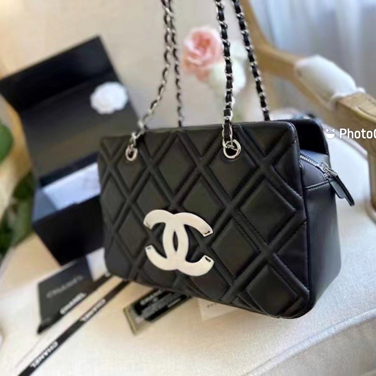VIP 】CHANEL SHOPPING BAG งานหนังแท้สวยมาก ดีไซน์ทรง TOTE อยู่ทรงสวยหรูคลาสสิคไม่มีเอ้าท์ ภายในโล่งกว้าง จะถือหรือสะพายไหล่ก็ดูดี ไอเท็มแนะนำ พร้อมส่งที่ไทยราคาสุดคุ้ม Rare items เด็ดๆแบบนี้ควรค่าเเก่การสะสมสาวก Chanel GWP ห้ามพลาดค่ะ!