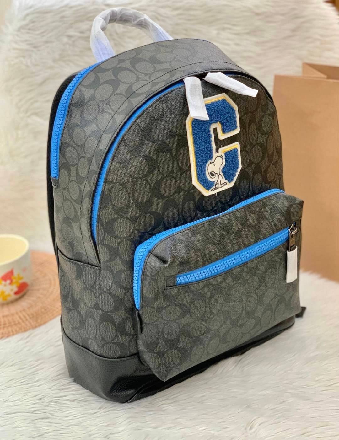 เป้รุ่นใหญ่ คู่ใจไปไหนไปกันค่าาา 🔺ใช้ได้ทั้งชาย//หญิง นะคะรุ่นนี้ Coach C5511 X Peanuts West Backpack In Signature Canvas With Varsity Patches 📌พร้อมส่ง! กระเป๋าสะพายหลังแบบมีหูหิ้ว หนังแท้อย่างดี หนังนิ่มมือดีมากค่ะ! 🌈จุดเด่นตรงด้