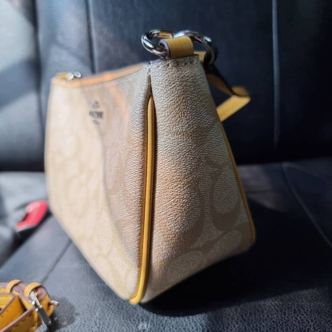 COACH F58321 TOP HANDLE POUCH อีกรุ่นฆ่าไม่ตาย!! 😎 ขายดีขายหมด ขายรวยขายปังๆ!! กระเป๋าพอชจากโค้ช ทรงใช้งานง่าย สะดวก กะทัดรัด วัสดุหนังแคนวาสเคลือบคุณภาพดี มาพร้อมสายคล้องในตัว และสายสะพาย crossbody ปรับเปลี่ยนได้ตามสไตล์ อีกหนึ่งไอเท็มที่สาวๆต้อง