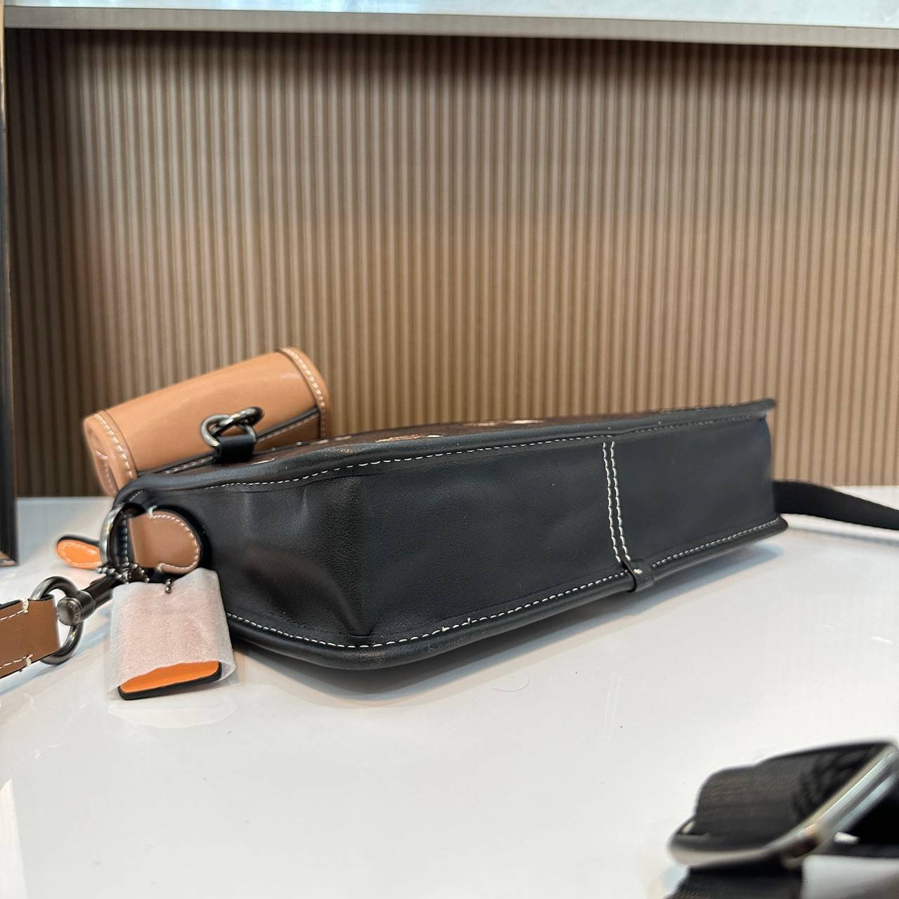 Coach Heritage Convertible Crossbody In Signature Canvas With Creature Print( cc131) กระเป๋าไฮบริดแบบถอดได้รุ่นใหม่ หล่อเท่ส์ สะพายสามารถสะพายทำงานดูดีสุดๆคะ มาพร้อมกระเป๋าใบเล็กห้อยสุดเก๋ วัสดุแคนวาสตัดขอบหนังแท้ เปิด ปิดด้วยซิป ซับในผ้า ด้านนอกกระเป๋าเป