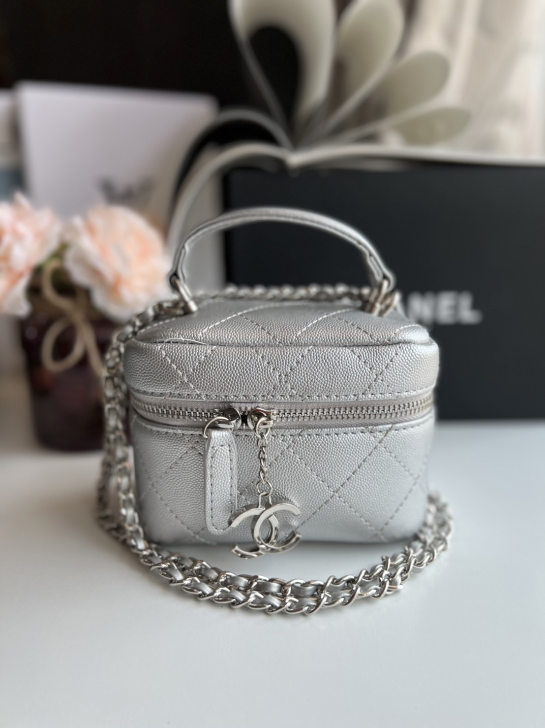 หนังแท้ Chanel Micro Bag / CHANEL Small Vanity Case Caviar Leather / Chanel vanity chain mini พร้อมส่งที่ไทย กระเป๋าสะพายข้างขนาดเล็กน่ารัก ดีไซน์คลาสสิคเรียบหรูเข้ากับทุกลุ๊คแบบไม่มีเอ้าท์ ไอเท็มนี้แนะนำสวยน่าใช้ ไม่ควรพลาดเลยค่าา