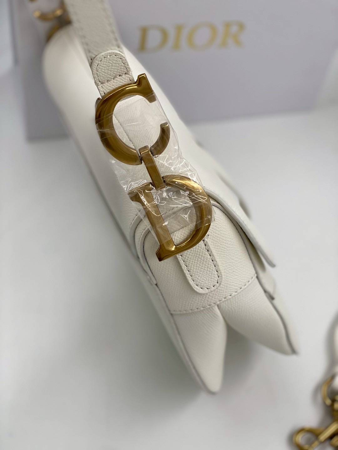 ORI หนังแท้ | DIOR Saddle Bag with Strap Grained Leather กระเป๋าถือ/สะพายทรงอานม้า รุ่นยอดนิยมที่มีเอกลักษณ์สวยงามเหนือกาลเวลา ลูกเล่นห้อยด้วยตัวอักษร D ตรงหูหิ้วมีกิมมิค CD สวยหรูดูแพง