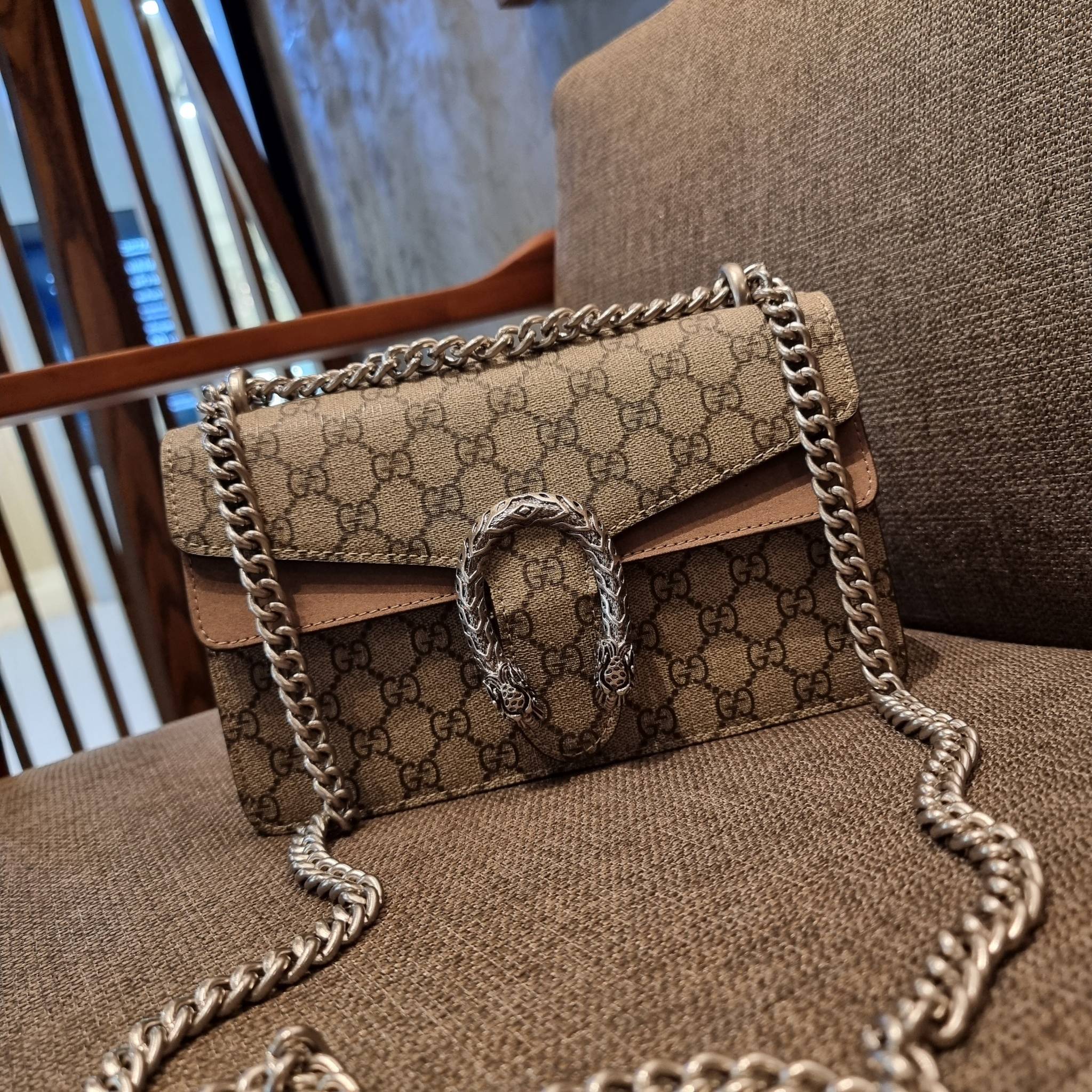 Gucci Small Dionysus GG Shoulder Bag ฮอตสุดไม่มีใครเกิน สวยจริงไม่ทิพย์!! GC CROSSBODY BAG WITH GWP สุดคุ้มจาก duty free กับกระเป๋าสะพายรุ่นที่สาวๆต้องไม่พลาด!! ดึงดูดและสะกดสายตาด้วยอะไหล่ดีเทลหรูรูปหัวสิงโต วัสดุหนังแคนวาส ทนทาน ดูแลรักษาง่าย เปิด-ปิดด้