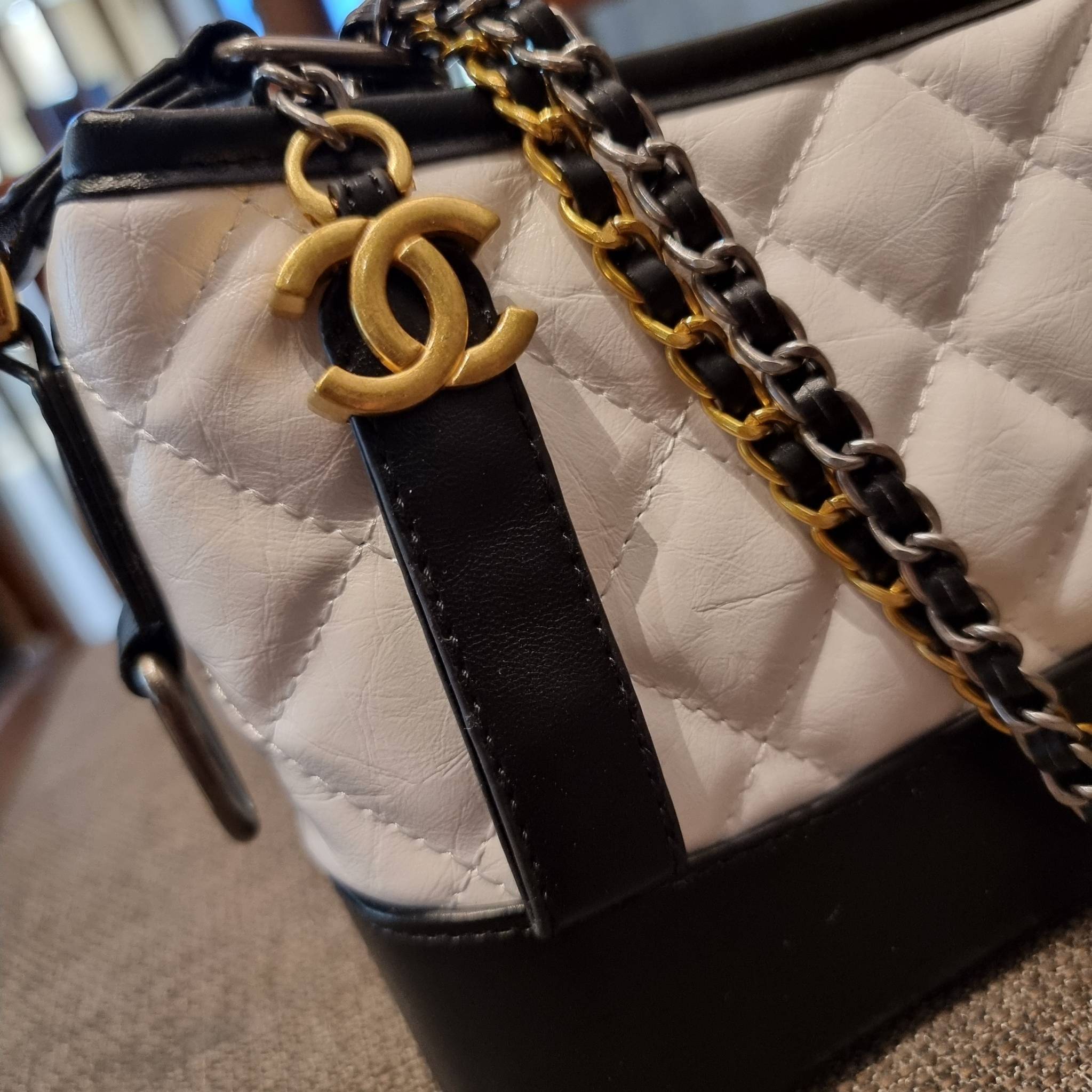 8" CHANEL SHOULDER BAG / CHANEL GABRIELLE HOBO BAG ไซส์คลาสสิค กระเป๋าสะพายข้าง/ไหล่ หนังสังเคราะห์ นิ่ม หรู มาพร้อมพวงกุญแจสัญลักษณ์แบรนด์ พิเศษ!! สายคล้อง jumbo font เพิ่มดีเทลความแพง อะไหล่พร้อมโซ่สะพายสีทองสลับสีเงินรมดำ สามารถสะพาย crossbody หรื