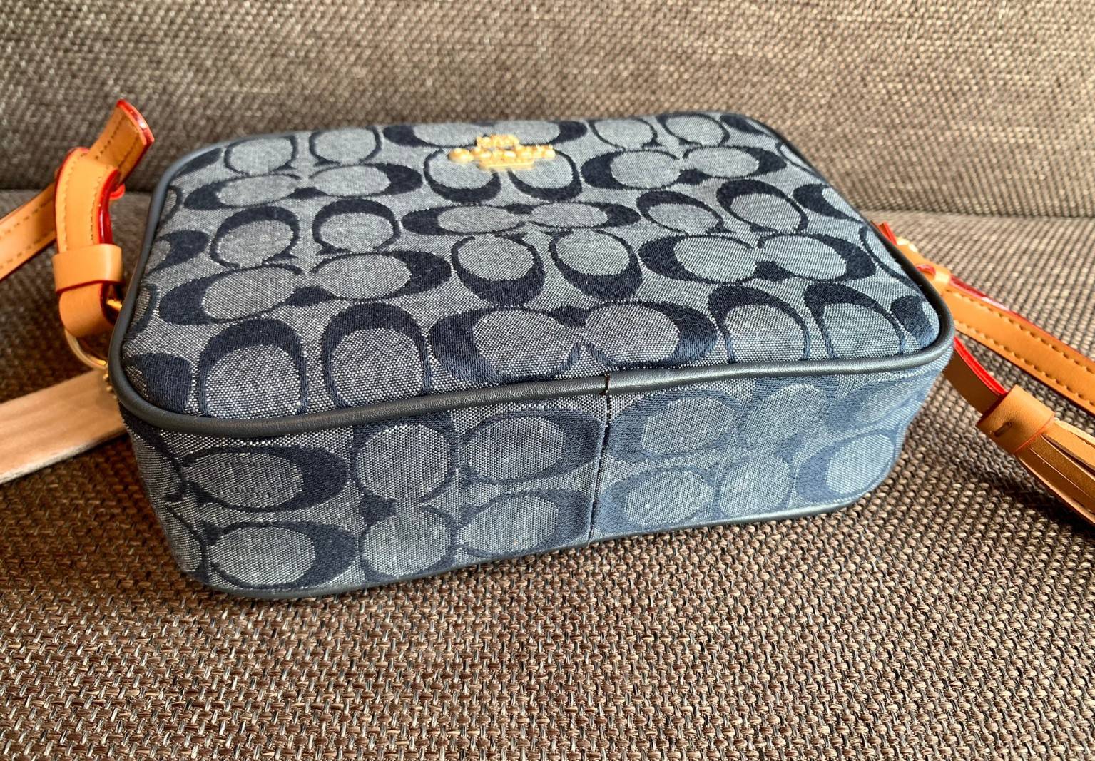 COACH MINI CAMERA IN SIGNATURE CHAMBRAY ((C8666)) 📣พร้อมส่งที่ไทย กับคอลเลคชั่นใหม่ล่าสุด ที่คุณต้องมี! กระเป๋าทรงกล่อง น้ำหนักเบา วัสดุผ้า Chambray ทอลายแบรนด์ตัดขอบหนังแท้ได้สวยงามค่ะ **ผ้าChambrayจะเหมาะกับหน้าร้อนนี้ได้ดีทีเดียวค่ะ**