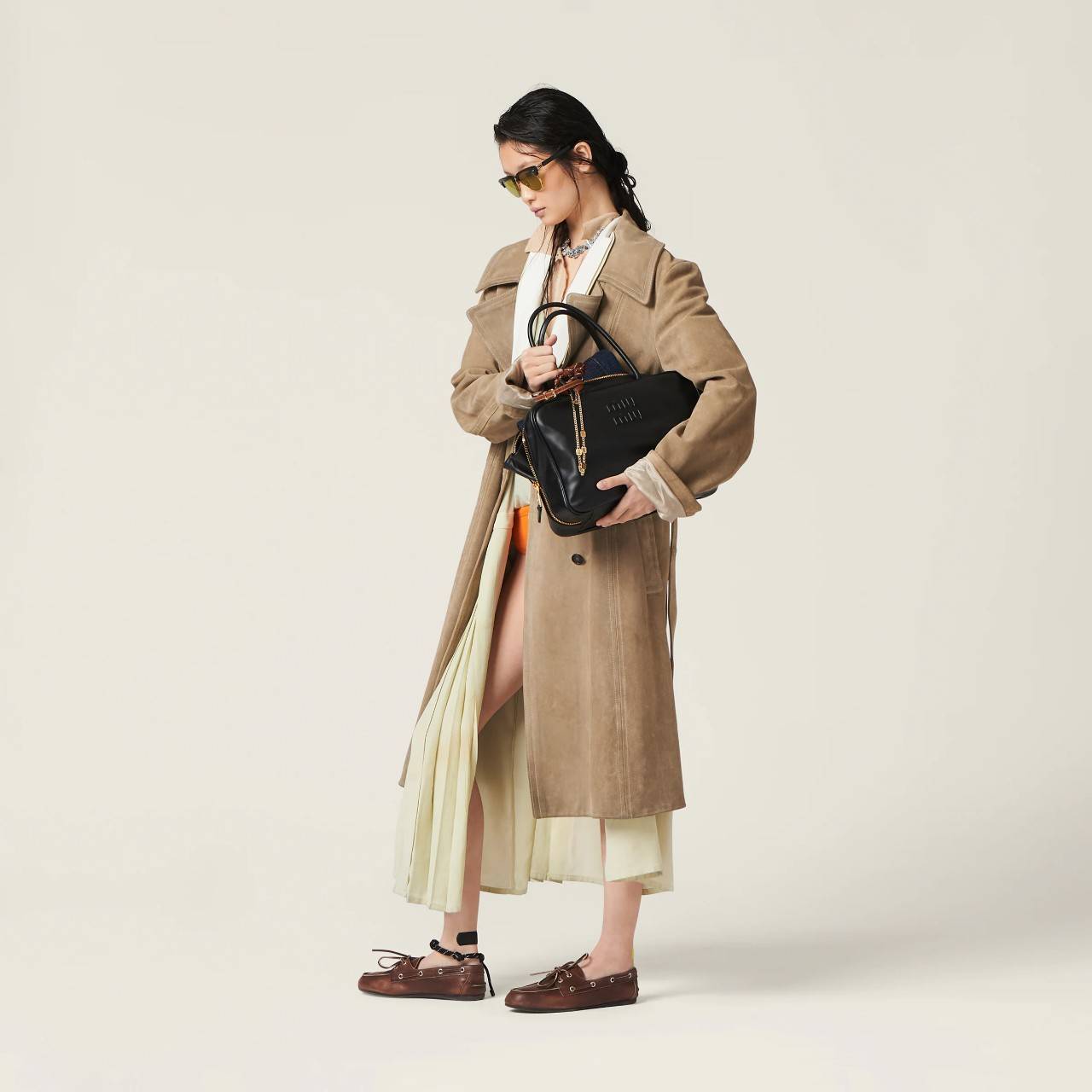 MIU MIU LEATHER BEAU BAG กระเป๋าถือรุ่นสุดจึ้ง ที่ไม่มีตอนนี้คือพลาด ดีไซน์เรียบแต่มากมีอยู่จริง สวยดูแพง หูจับในตัวง่ายและสะดวกพกพา เพียงแค่คล้องไหล่ ขนาดใหญ่จุของได้แบบสบายๆ