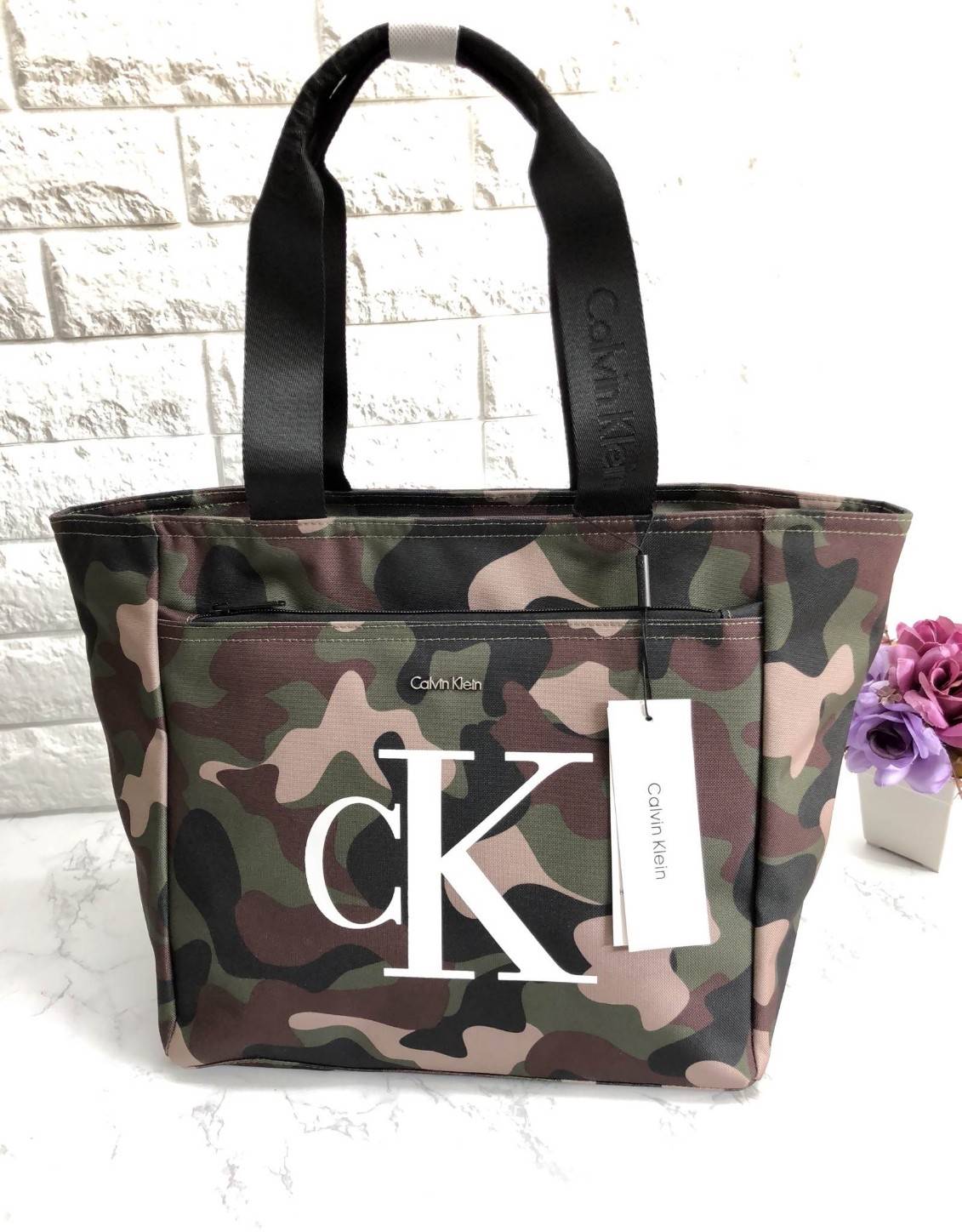 New Calvin Klein Medium Tote Bag พร้อมส่งสินค้ารุ่นหายากค่ะ กระเป๋าถือทรง tote วัสดุผ้าอย่างดี ด้านหน้าสกรีนโลโก้แบรนด์คมชัด มีช่องซิปยาว ช่องกว้างใส่ของจุ เปิดปิดกระเป๋าแบบซิป หัวซิปปั้มแบรนด์ ภายในกระเป๋าโล่งกว้างมากค่ะ มีช่องซิปให้อีกช่อง หูหิ้วกระเป๋า