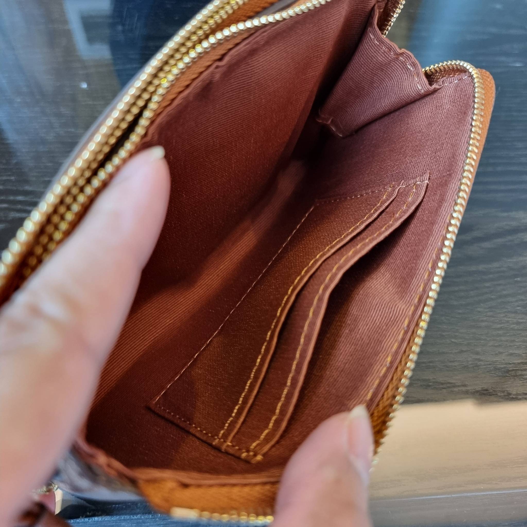 COACH F87591 DOUBLE CORNER ZIP WALLET IN SIGNATURE COATED CANVAS คล้องมือรุ่น 2 ซิป!! มาแล้วจ้า 🌟🤗 ไซส์นี้คือเหมาะมือจริงๆ พกง่ายเช่นเคย ไม่ต้องกังวลว่าจะเกะกะหรือกินพื้นที่กระเป๋าหลัก วัสดุหนังแคนวาสเคลือบลาย มีช่องหลักแยก 2 ช่อง ภายในบุผ